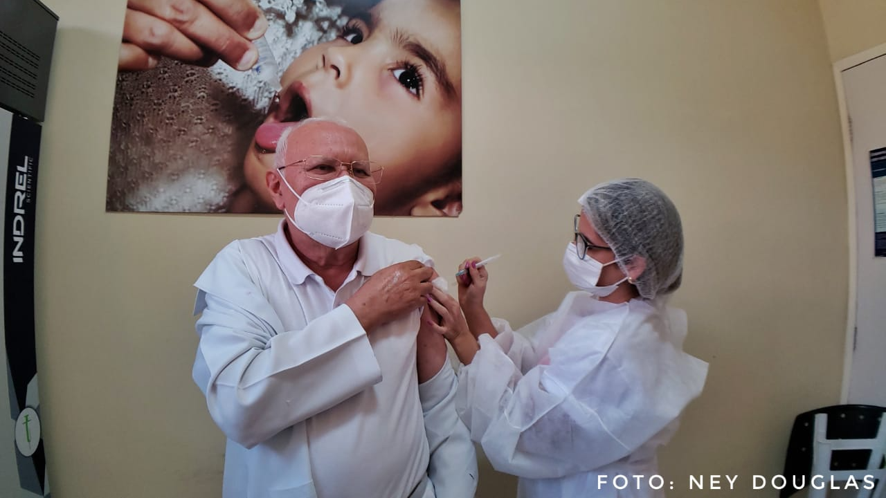 Médico de 71 anos que trabalha na linha de frente é vacinado contra a Covid-19