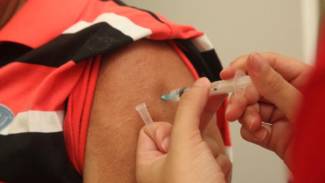 Prefeitura segue com vacinação de idosos 70+ e profissionais da saúde