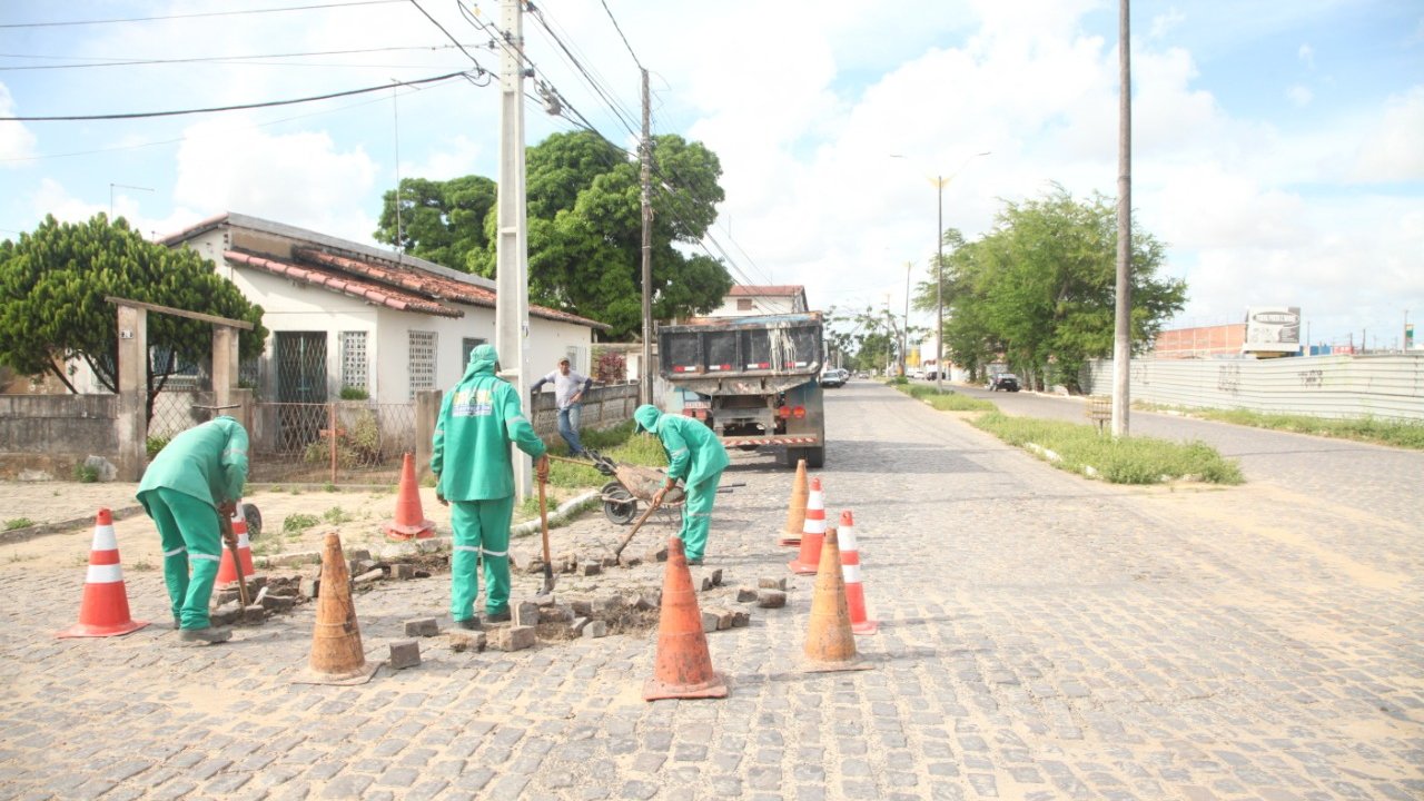 Prefeitura de Parnamirim segue com manutenção de pavimento em Monte Castelo