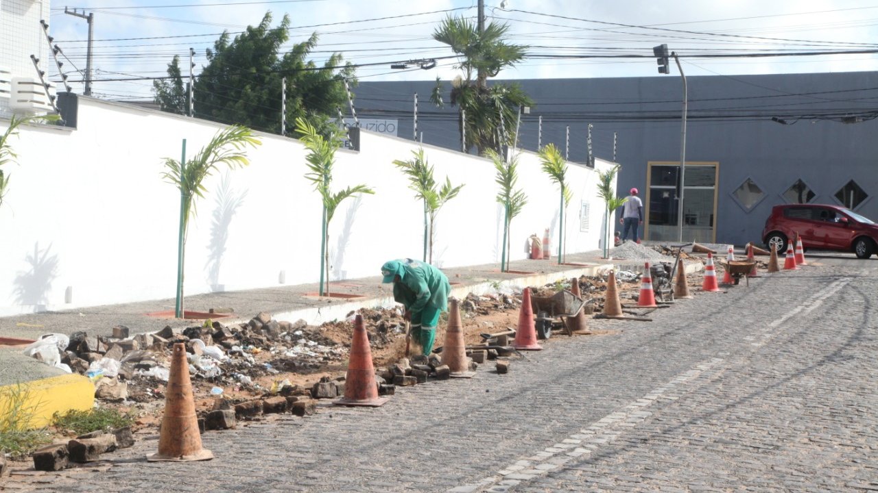 Secretaria Municipal de Obras Públicas executa drenagem na Avenida Abel Cabral e manutenção viária em diversos bairros