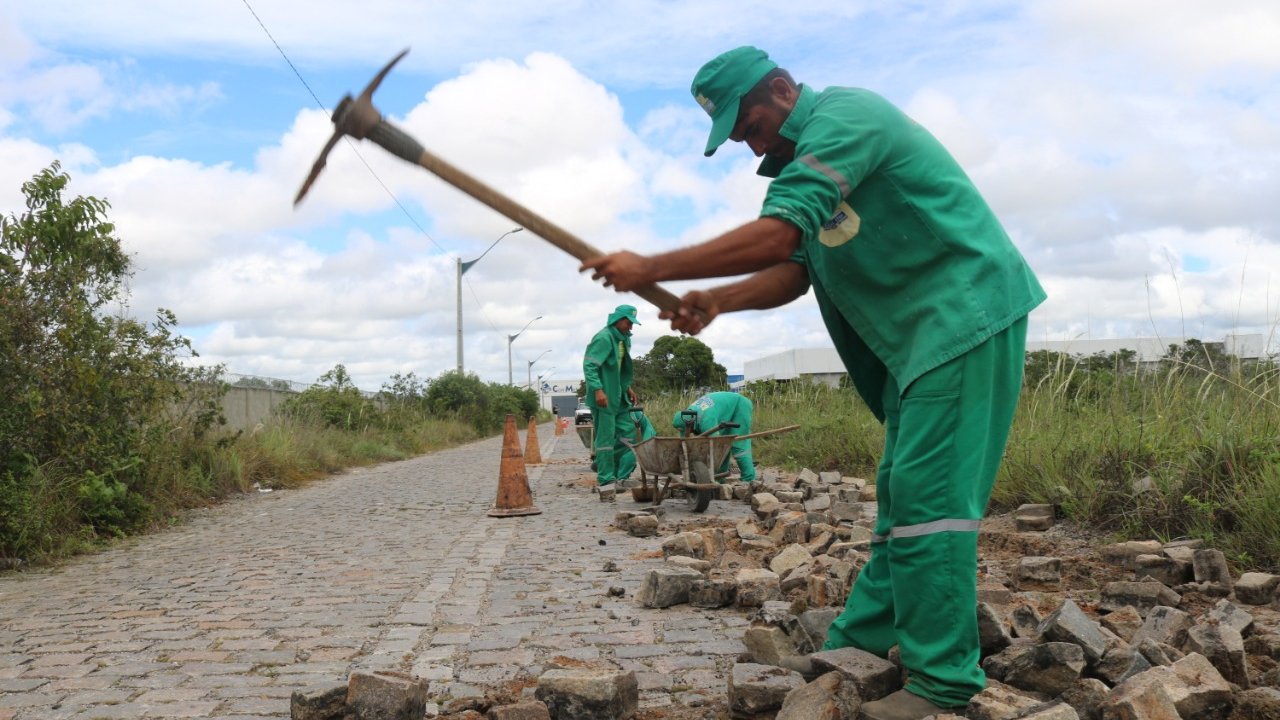 Secretaria de Obras continua atendendo demandas emergenciais de calçamento e asfalto