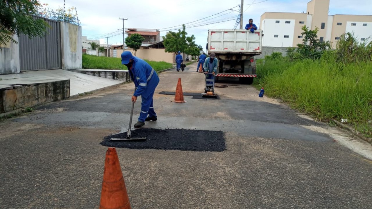 Semop segue realizando serviços de manutenção de calçamento e asfalto