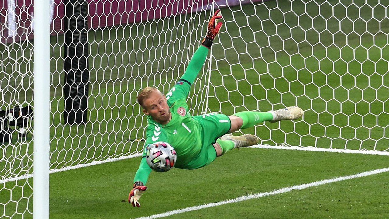 Uefa pode punir Inglaterra por uso de caneta laser contra Schmeichel
